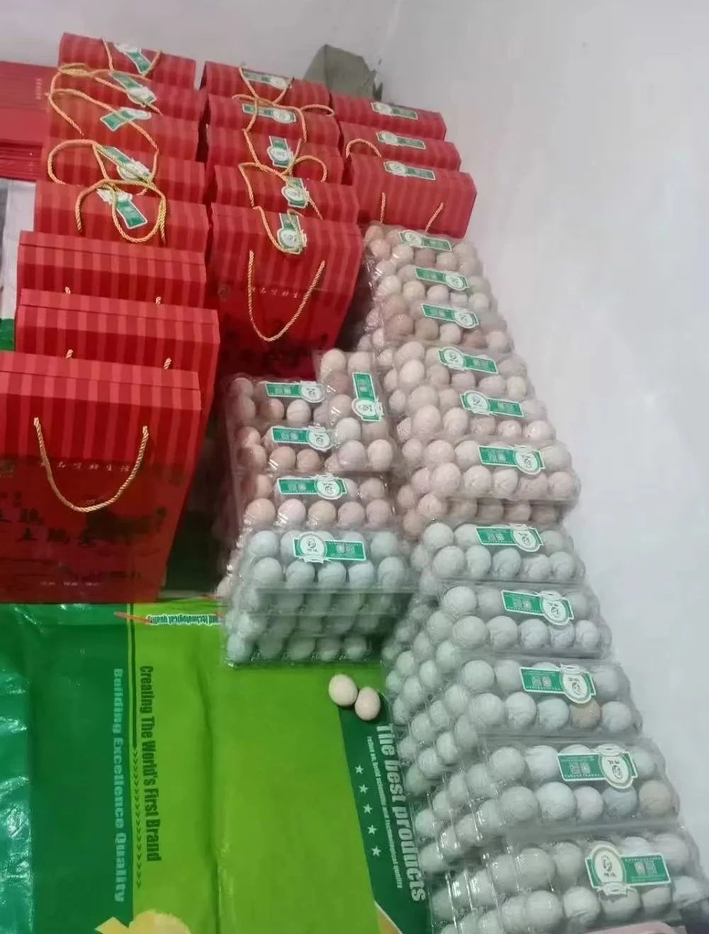 吃青草昆虫长大　华亭这儿的生态鸡供不应求