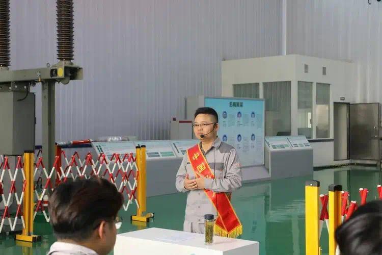 王开库正在宣讲。