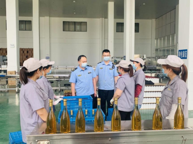 执法人员深入酒企生产车间指导安全生产工作