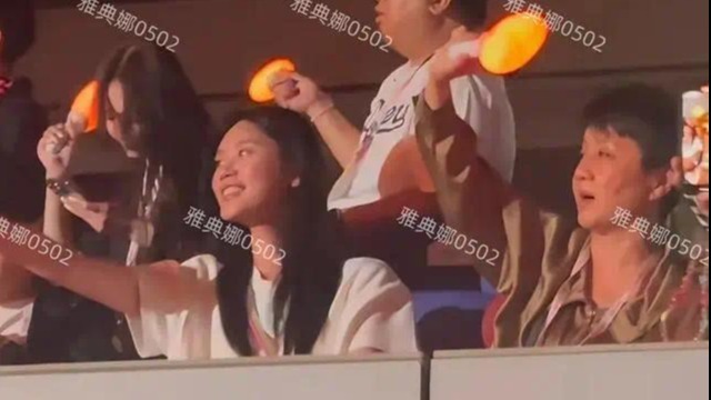周杰伦演唱会偶遇奚梦瑶和婆婆梁安琪，婆媳俩挥动荧光棒全程开心封面图