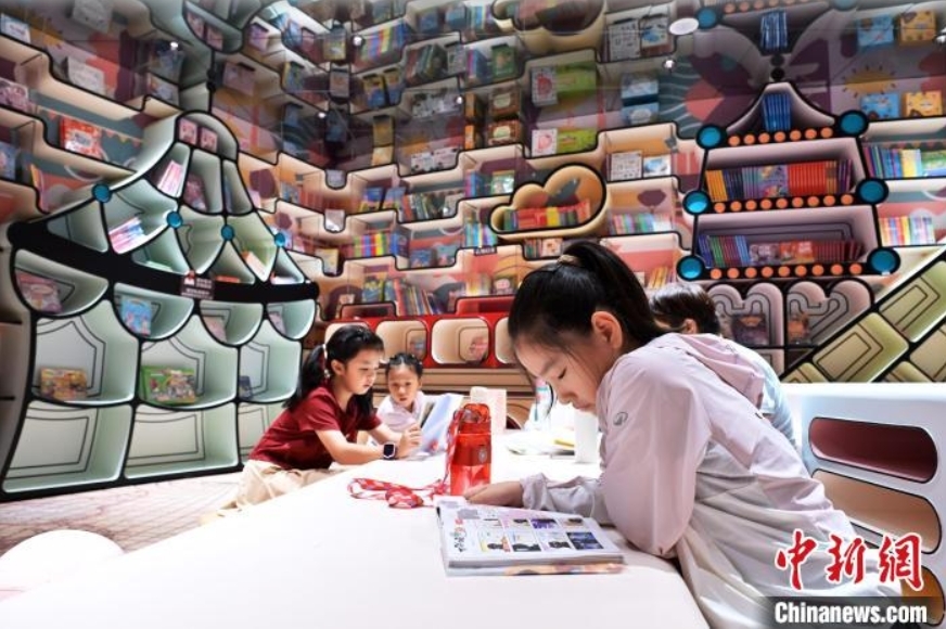 7月2日，河北石家庄一书店，小朋友们正在阅读。中新社记者 翟羽佳 摄