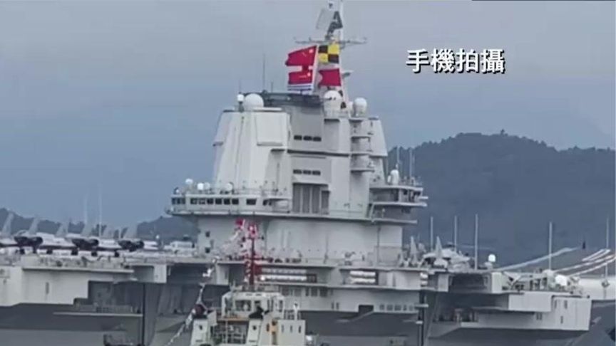 “乘小船追大舰”凤凰记者蒋晓峰乘船“远迎”山东舰 一睹风采