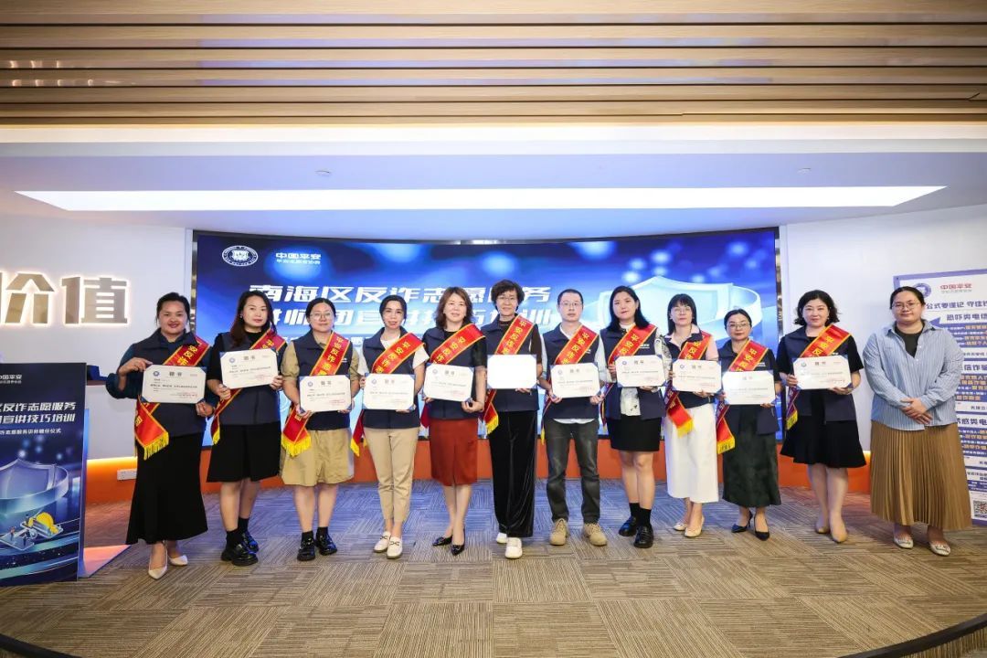 共青团南海区委宣传部部长邹芳芳为志愿者颁发聘书