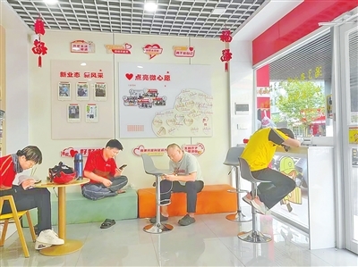 ▲ 在驿站里休息纳凉的外卖小哥和市民。