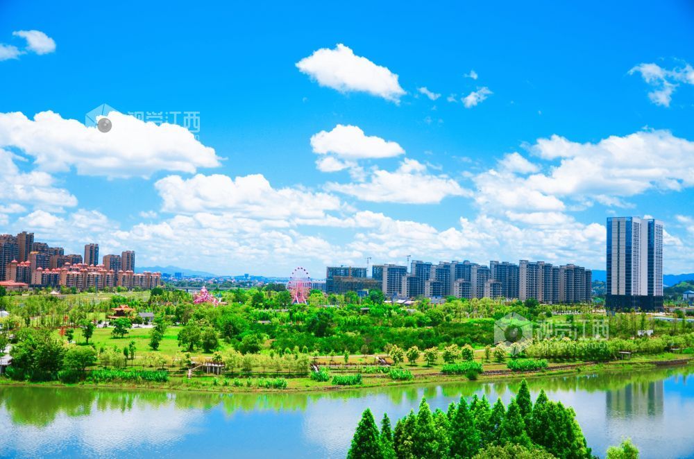 7月2日，江西省永新县生态湿地公园碧波荡漾，蓝天、白云、青山与绿树相映成景。