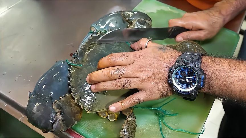 几斤重的大青蟹，见识一下外国人怎么杀做一蟹三吃的，不输国内