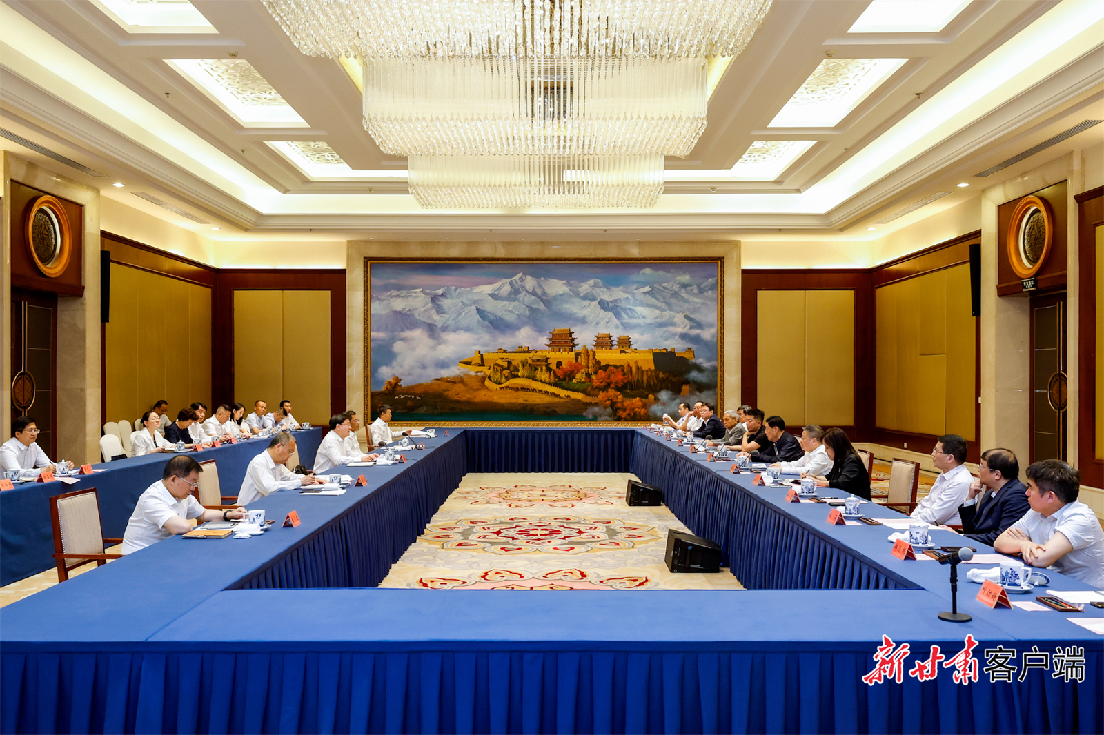 7月3日下午，省委书记、省人大常委会主任胡昌升，省委副书记、省长任振鹤在兰州与参加第三十一届兰洽会的中国中小企业协会会长李子彬一行举行会谈。新甘肃·甘肃日报记者　孟捷