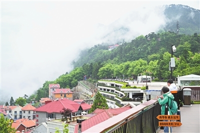游客在庐山景区牯岭街上的观景台拍照打卡。本报全媒体记者 蔡铖歌摄