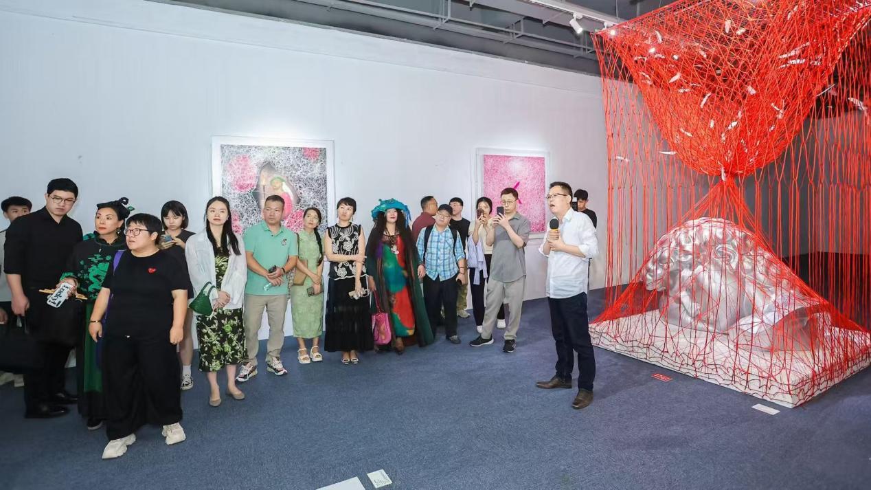 本次展览学术主持周瑟瑟（右一）为参加当天活动的嘉宾导览