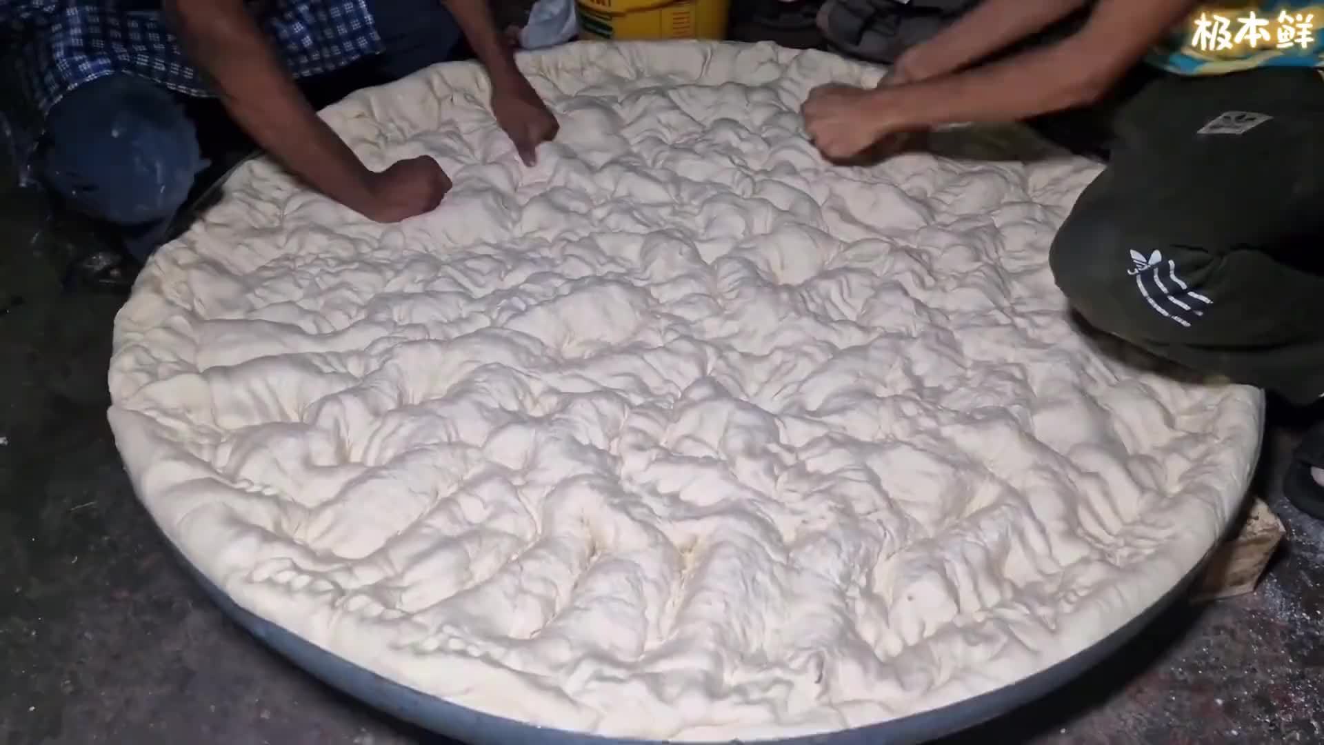 巴铁千丝饼，一块面团能拉出1000米细丝，从不外传