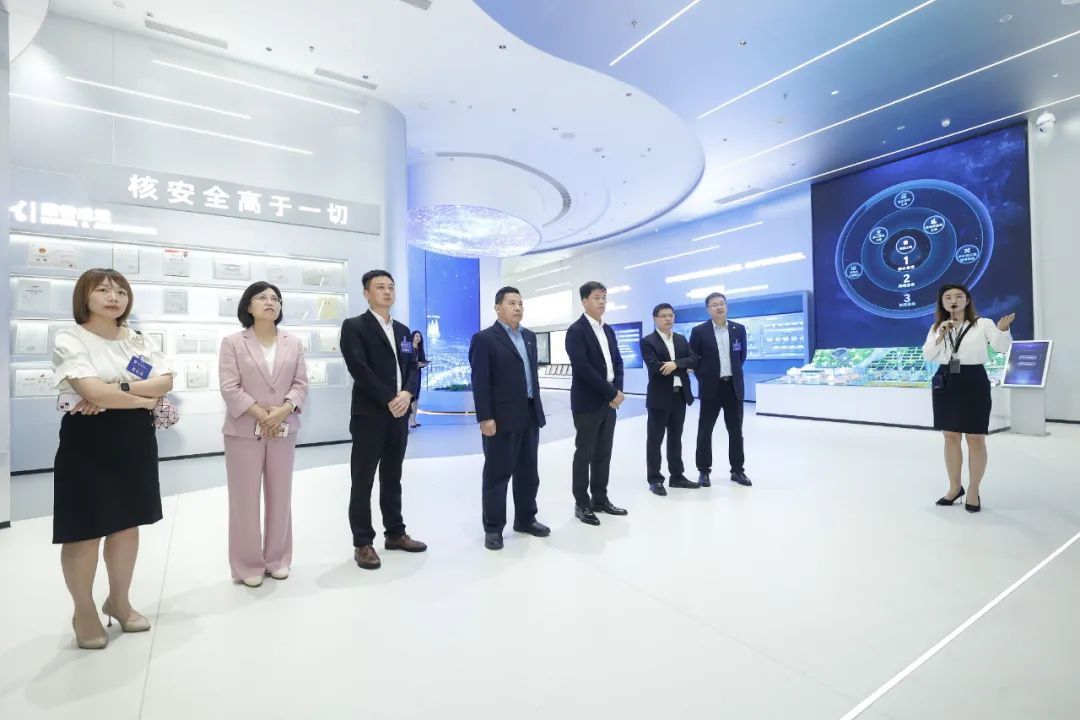 ▲与会领导参观中广核科技展厅