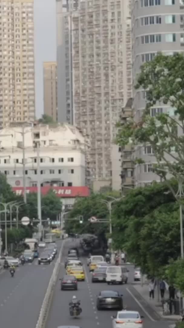 首位获全国劳模称号女外卖员 “95后”姑娘廖泽萌的“飞驰人生”