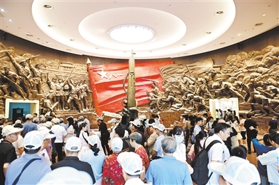 市民游客參觀南昌八一起義紀念館