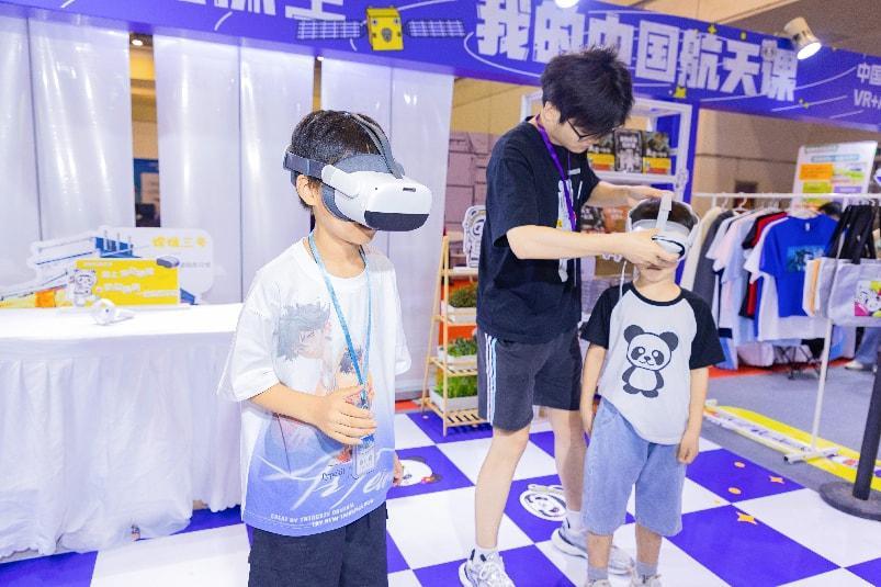 江苏“书超”现沉浸式“太空行” 南京中天乐萌开讲“我的中国航天课”