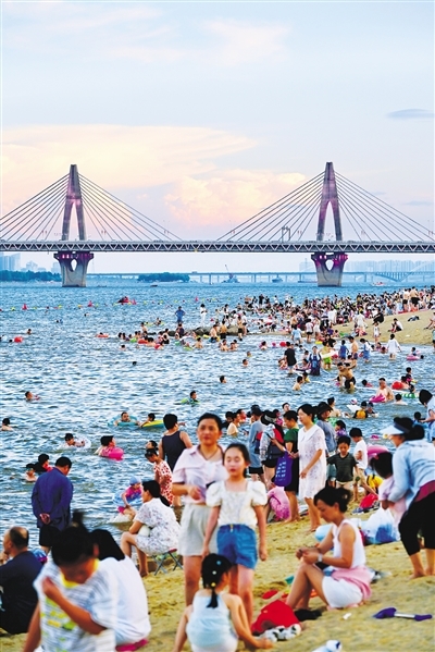 市民游客在南昌“海濱”戲水