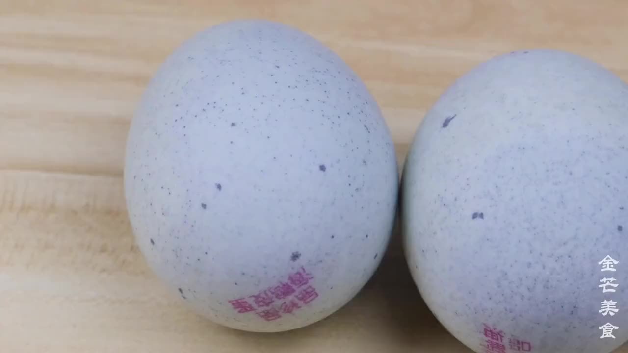 买松花蛋，选蛋壳有“黑点”还是干净的？记住这5点，不花冤枉钱