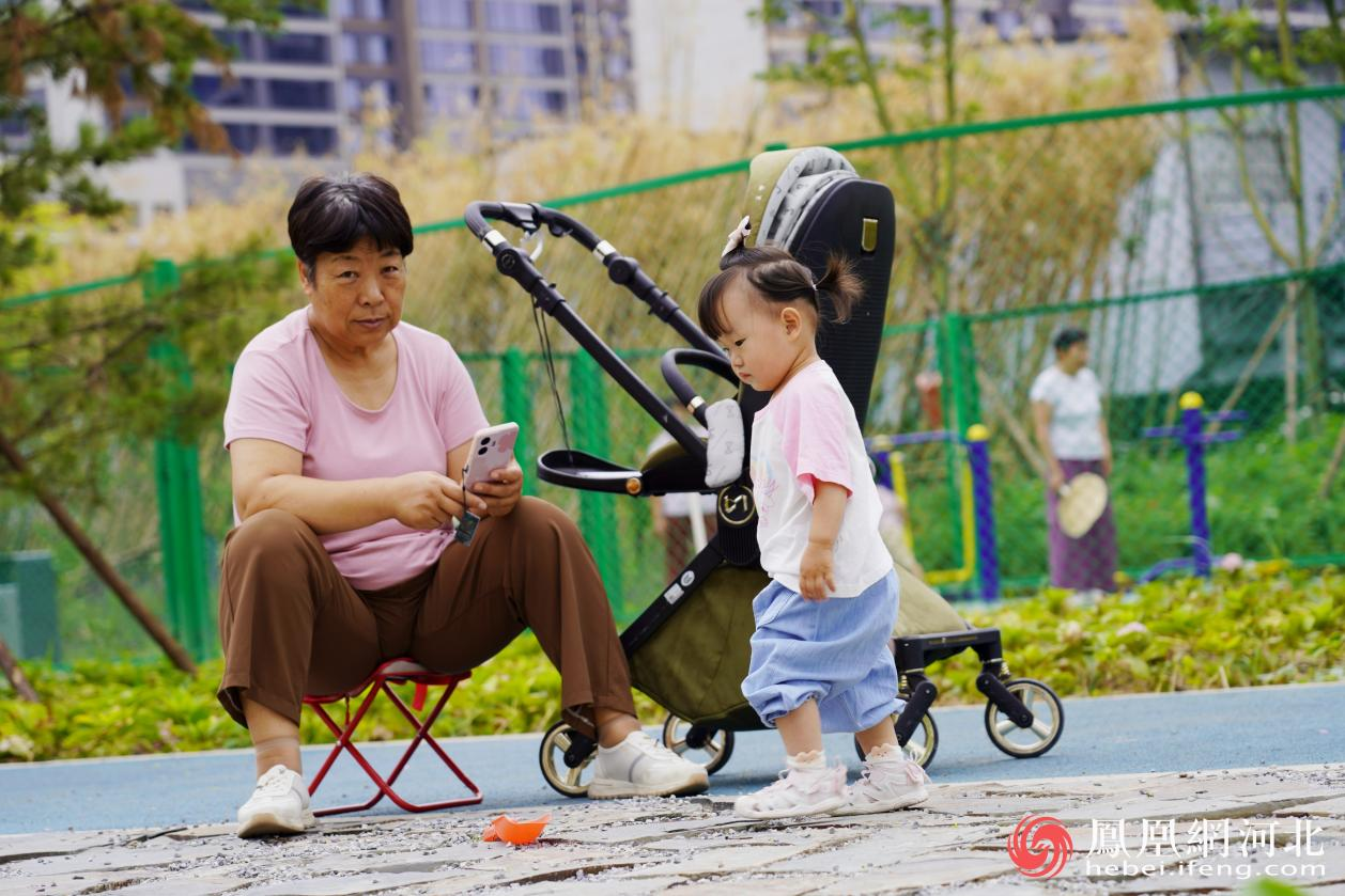 林语园内市民带孩子一起玩耍场景
