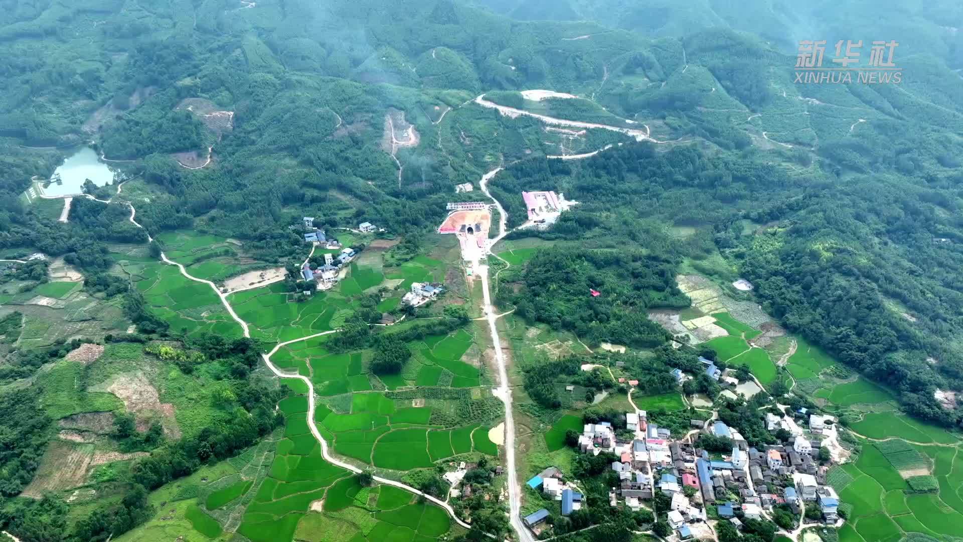 8888米 柳梧铁路最长隧道顺利贯通