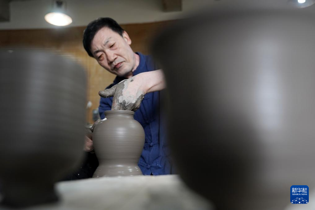 6月28日，在河北省临城县邢窑文化博览园，张志忠进行邢白瓷拉坯作业。