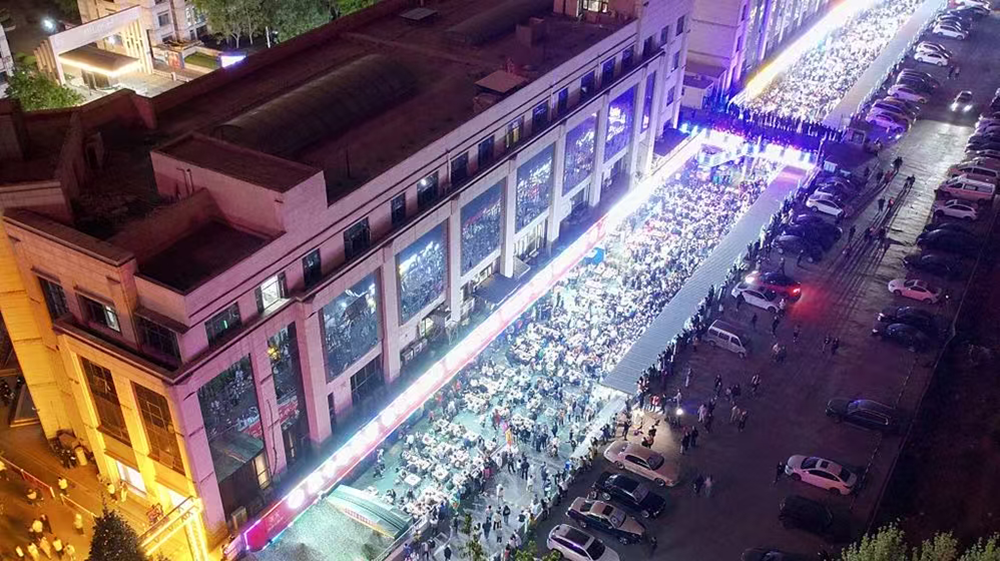 2023年4月16日，山东淄博，牧羊村烧烤店生意火爆