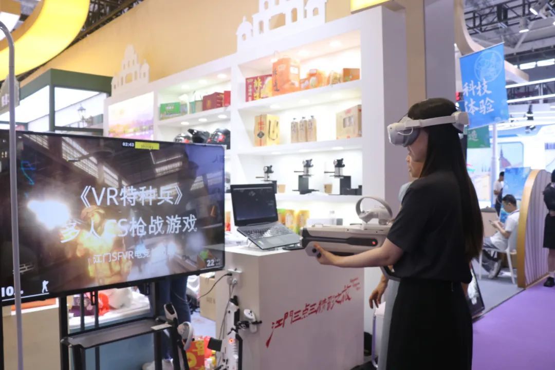 在文博会上，VR/AR枪战电竞系统成为“流量担当”，吸引游客体验 蔡昭璐 摄