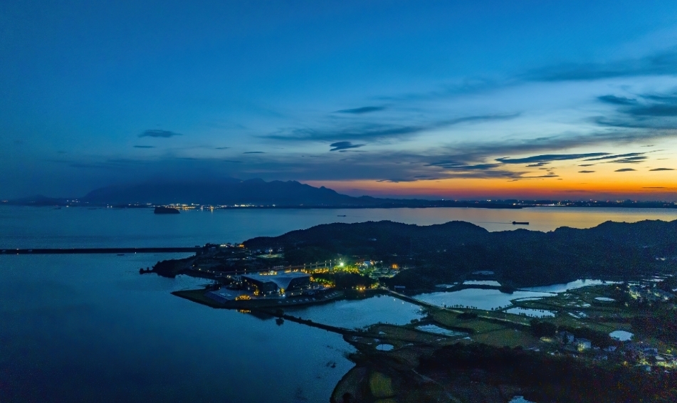 7月1日，夕陽映照下的江西省九江市湖口縣江豚灣水生生物保護基地美不勝收。
