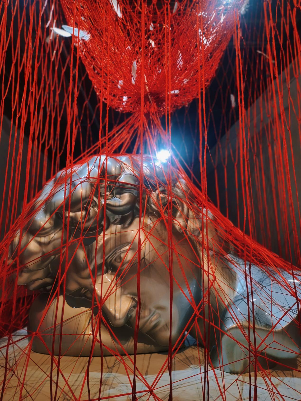 周艺文最新雕塑与纤维装置艺术作品《被困扰的文艺复兴》