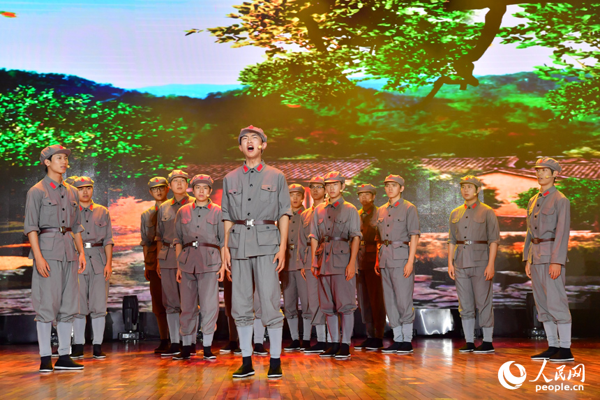 江西師范大學的師生們激情演繹《紅土魂｜十七棵松》。人民網(wǎng)記者 時雨攝