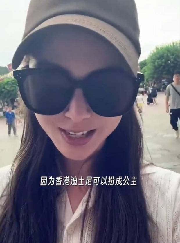 搜狐娱乐讯 近日,周杰伦妻子昆凌带着三个孩子游玩迪士尼,并为大女儿庆祝10岁生日,Hathaway穿公主裙拍照好漂亮!