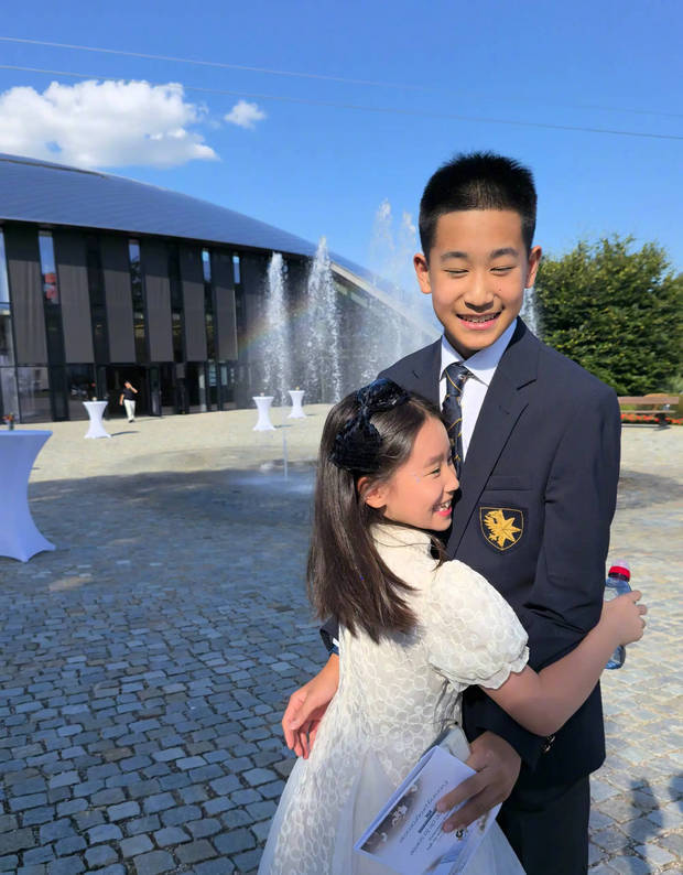 妹妹赵子月抱着哥哥赵子龙，画面好温馨。