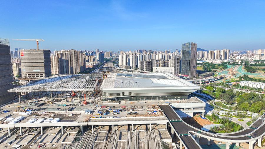 合肥西站项目建设现场塔吊林立，机械轰鸣，车辆穿行，工人们正铆足干劲忙施工。