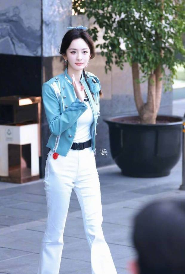 杨幂微笑和粉丝打招呼。