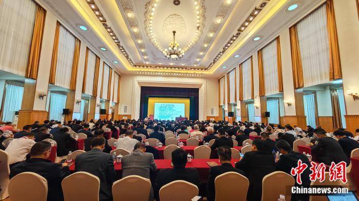 “全国台企联第三期台商大讲堂”邀请兰州大学丝绸之路经济带建设研究中心主任姜安印教授授课　中新网　李柏涛　摄