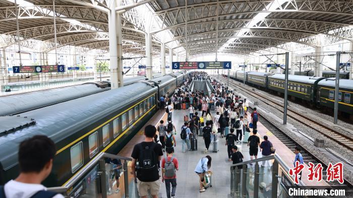 圖為江西南昌站，旅客正有序乘車。薛雅靜 攝