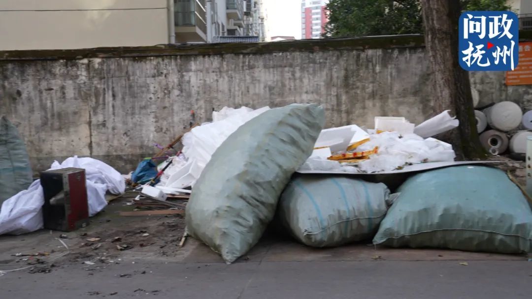 ▲ 公共停車位上堆放著廢棄物品