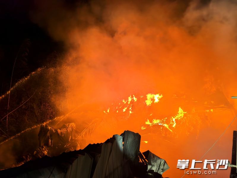 长沙县一旧衣仓库1日凌晨突发大火，火势猛烈。 均为长沙晚报通讯员张新垚摄