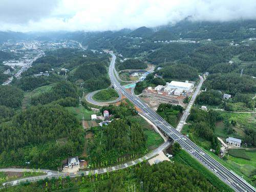 ▲7月1日，重巫云开高速巫溪枢纽至沙市互通段建成通车，标志着全长118.6公里的巫云开高速全线建成投用。图为，文峰互通。 记者 罗斌 摄