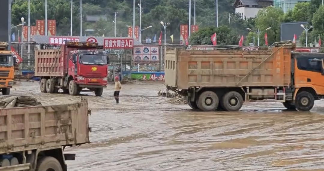 村超球场清淤工作正在进行中