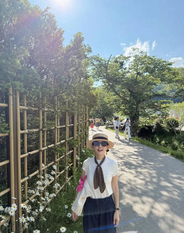 ella阳光明媚。