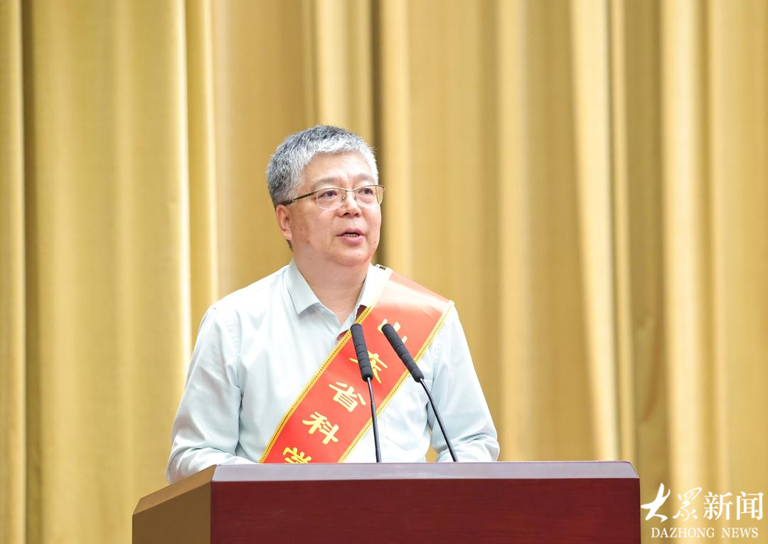 全省科技大会上，山东大学教授刘建亚被授予2024年度山东省科学技术奖最高奖。摄影：王世翔