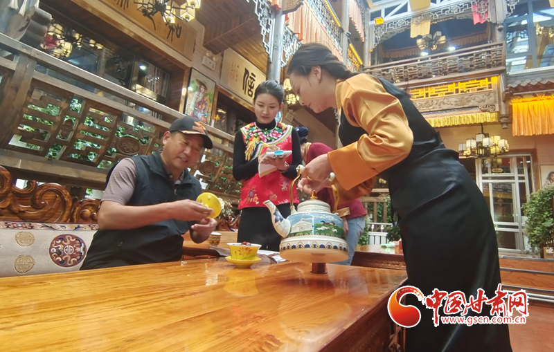 赵闹金曼(右)正在农家乐中接待游客