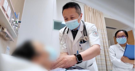 (满宁主任为患者查体)