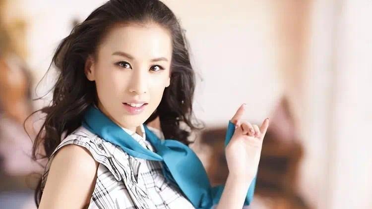 “白月光”黄圣依：下跪赵本山，甩掉杨子，如今醒悟，42岁不算晚封面图