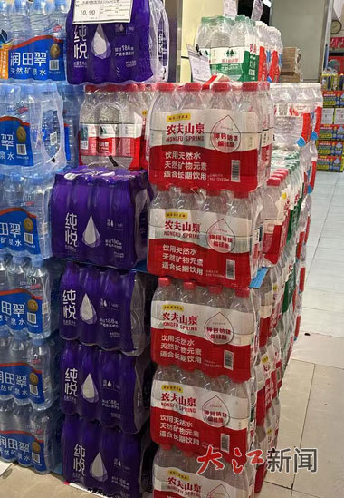 “旺中旺”超市內(nèi)擺放著各種包裝的飲用水。
