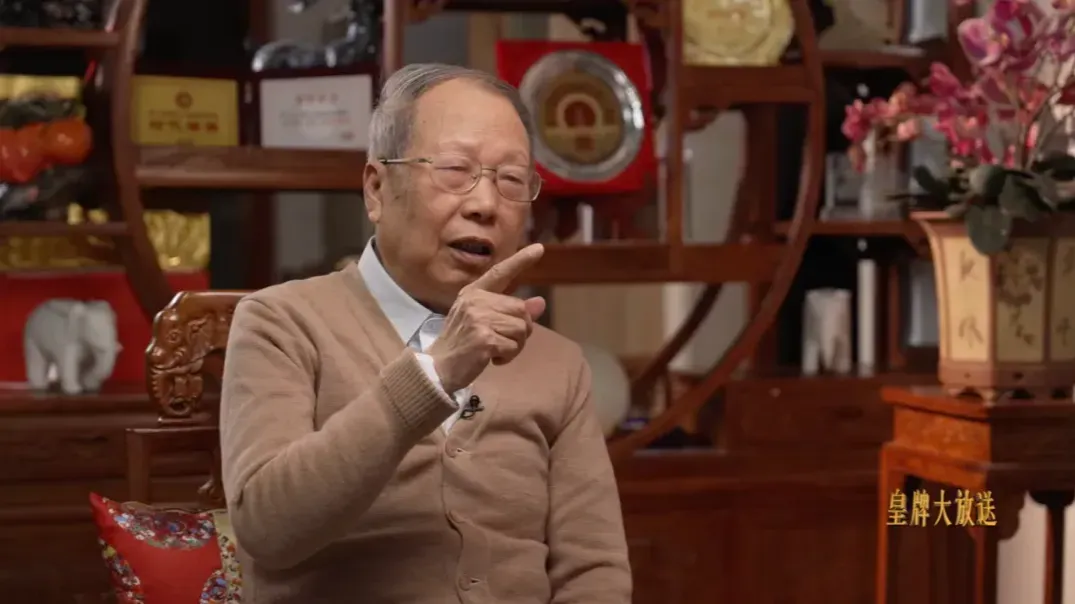 东深供水工程遭遇洪水考验，为关闭闸门，廖纲林与陈汝基迎着暴雨徒步前行