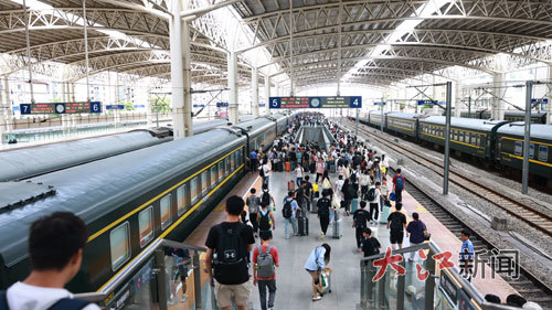 南昌站站臺上，旅客正有序乘車。圖/薛雅靜