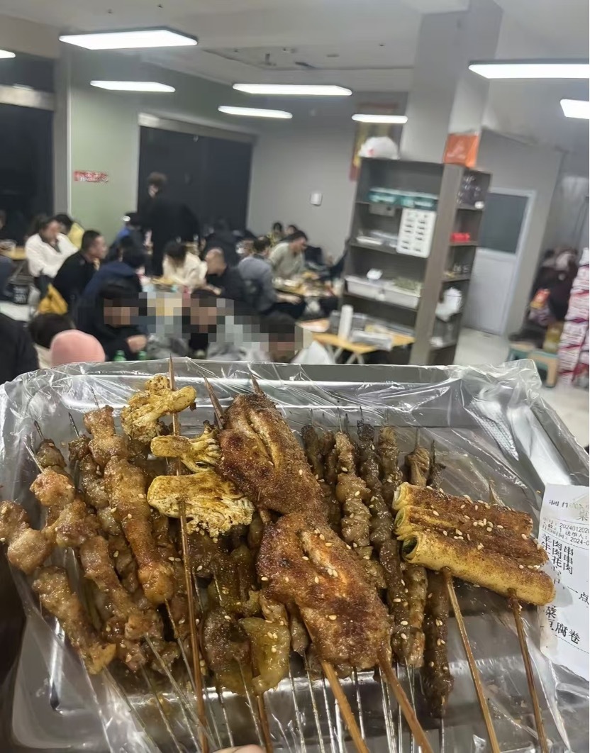 足球赞助商靠什么赚钱_足球赞助_