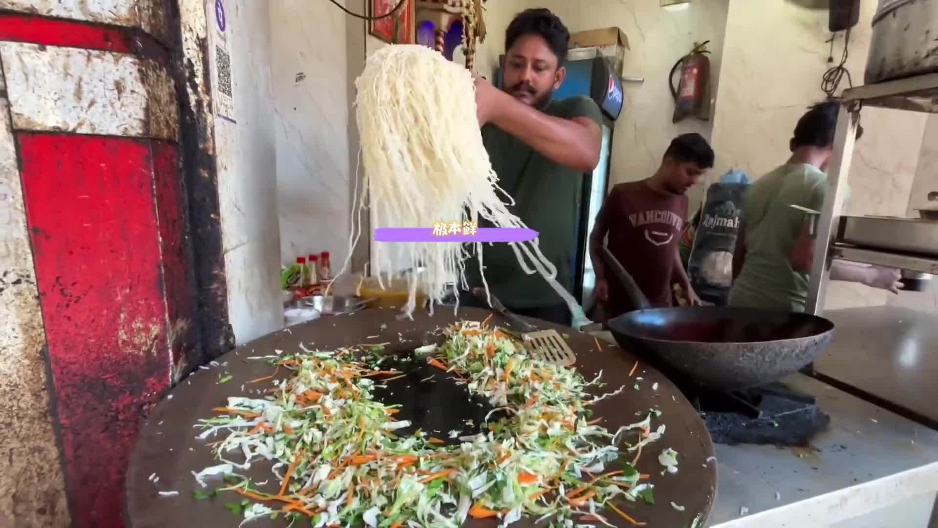 全印度最正宗的中国炒面，每炒一锅要损耗一半的面，一份只要30