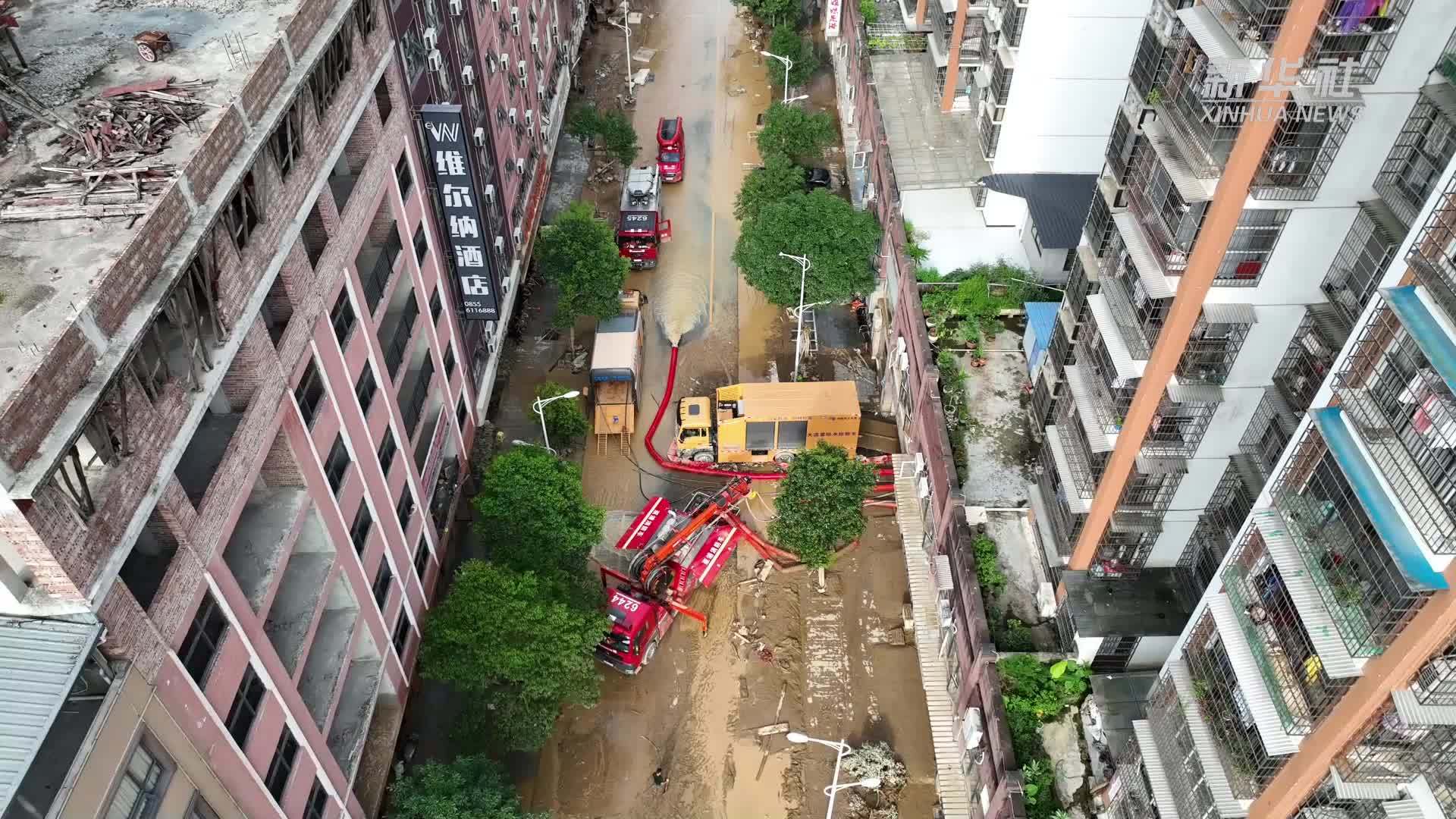 贵州榕江：党旗在灾后重建一线高高飘扬