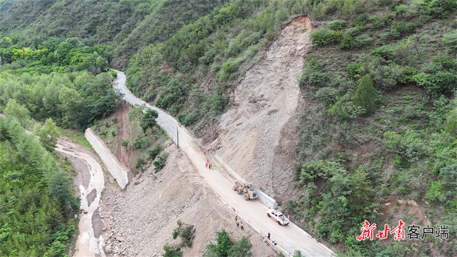 S323清水县红堡镇李店村塌方路段已恢复通车（图片由清水县融媒体中心提供）